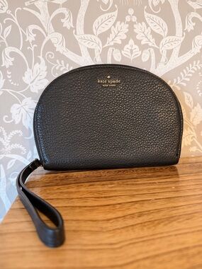Kate Spade Black Pebbled Leather Wristlet w/ Card Slots Holds a Phone! EUC